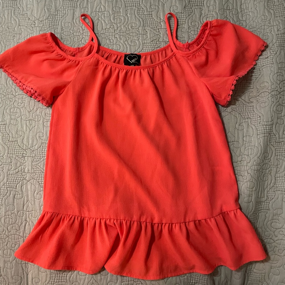 Hearts Monteau girls cold shoulder shirt, size 7/8 S.